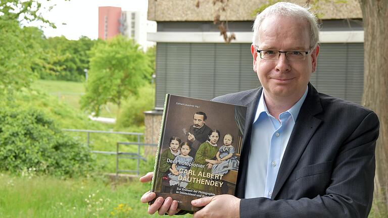 Über 400 Seiten hinweg erzählt Eckhard Leuschner über den Fotopionier Carl Albert Dauthendey und die Frühgeschichte der Fotografie.