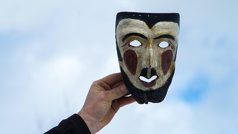 Auftakt zur närrischen Saison: Passend gibt es an diesem Wochenende in Oberelsbach in der Rhön die echten Rhöner Masken zu sehen.