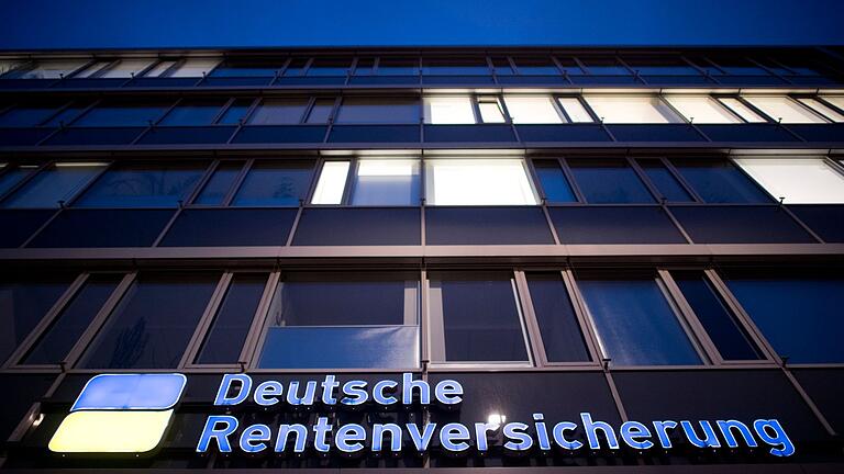 Deutsche Rentenversicherung.jpeg - Das frühste Renteneintrittsalter liegt bei 63. Doch wann muss man dafür den Antrag stellen? Deutsche Rentenversicherung.jpeg - Das frühste Renteneintrittsalter liegt bei 63. Doch wann muss man dafür den Antrag stellen?