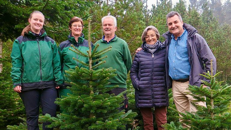 Am Weihnachtsbaum (von rechts): Alexander Dennda mit seiner Mutter Betty und den neuen Betreibern Armin Löblein mit seiner Frau Tanja und Tochter Marina Kippes.