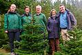 Am Weihnachtsbaum (von rechts): Alexander Dennda mit seiner Mutter Betty und den neuen Betreibern Armin Löblein mit seiner Frau Tanja und Tochter Marina Kippes.