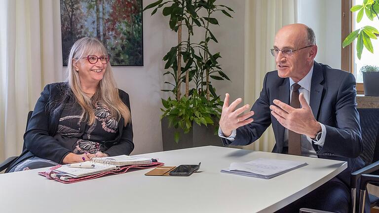 Regina Steenbeek-Schacht, Interimsleitung der Haßberg-Kliniken, und Landrat Wilhelm Schneider (CSU) sprechen über die Zukunft der Haßberg-Kliniken. Regina Steenbeek-Schacht, Interimsleitung der Haßberg-Kliniken, und Landrat Wilhelm Schneider (CSU) sprechen über die Zukunft der Haßberg-Kliniken.