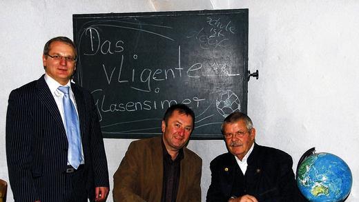Zurück in die Schulbank: Bürgermeister Udo Baumann (Mitte) hätte sich wohl nicht träumen lassen, dass er noch einmal gemeinsam mit Peter Tost (rechts) die Schulbank im fliegenden Klassenzimmer drücken wird. Tourismusreferent Gerhard Nägler (links) machte es möglich, er hatte auf Anregung von Hanns-Gernot Schonder den Schauspieler, der heute in Sandberg lebt, zum Böschemer Kinoabend eingeladen. Zurück in die Schulbank: Bürgermeister Udo Baumann (Mitte) hätte sich wohl nicht träumen lassen, dass er noch einmal gemeinsam mit Peter Tost (rechts) die Schulbank im fliegenden Klassenzimmer drücken wird. Tourismusreferent Gerhard Nägler (links) machte es möglich, er hatte auf Anregung von Hanns-Gernot Schonder den Schauspieler, der heute in Sandberg lebt, zum Böschemer Kinoabend eingeladen.