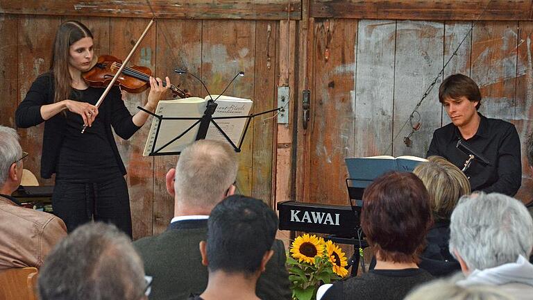 Der Förderkreis Ehemalige Synagoge Laudenbach lud zu einem Benefizkonzert der beiden Karlstadter Künstler Maria Hussong (Violine) und Philip Hahn (Klavier) in die Synagoge nach Laudenbach ein.