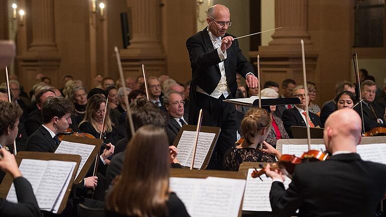 Universitätsbund: Festkonzert mit Verleihung von Auszeichnungen       -  Beeindruckend in Präzision und Dynamik: das Akademische Orchester der Universität Würzburg beim Festkonzert in der Neubaukirche.