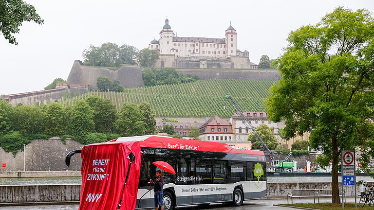 Am 13. Juli sollen die neuen E-Busse in Würzburg die Ära der Elektromobilität einläuten. Am Mittwoch präsentierte die WVV eines der beiden Fahrzeuge.