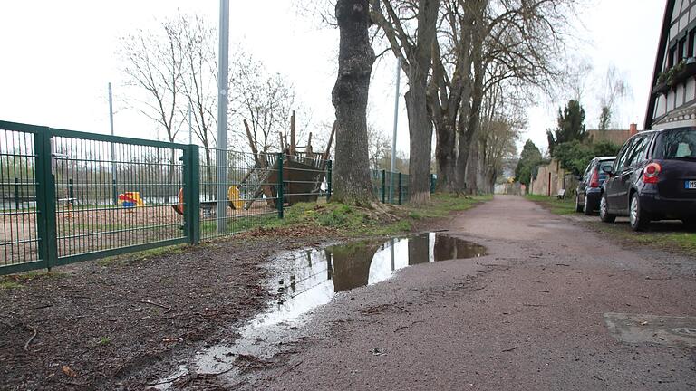 Für eine Erneuerung des  Radwegs zwischen Mainpromenade und Karolingerbrücke gibt's Fördergelder. Der Bauausschuss der Stadt diskutierte darüber.
