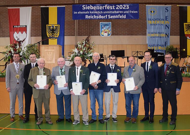 Beim Siebenerfest in Sennfeld wurden langjährige Feldgeschworene geehrt. Dabei waren (von links): Bürgermeister Oliver Schulze, Vermessungsamtsleiter Michael Reus, Winfried Schleyer (50 Jahre), Adelbert Englert (50), Vinzens Schleyer (50), Rudolf Seifer (25), Ludwig Scheuring (25), Günter Zschoke (25), Landrat Florian Töpper und Kreisobmann Manfred Mai.