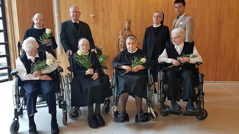 Hinten (von links): Sr. Theophora Koob (60 Jahre), Pfr. i. R. Richard Baunach, Sr. Herigard Schneider (Kommunitätsleiterin), Michael Fritsche (Verwaltungsleiter). Vorne (von links): Sr. Gerlanda Faulstich (60 Jahre), Sr. Sigtrud Regner (65 Jahre), Sr. Chiara Vollmuth (65 Jahre), Sr. Berntraud Schreck (60 Jahre).