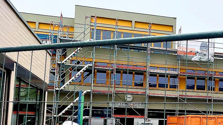 Die Mittelschule Bad Neustadt wird derzeit saniert. Die Mittelschule Bad Neustadt wird derzeit saniert.