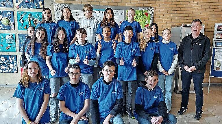 Die Schülerfirma „snack-bar“ in der Mittelschule Hammelburg bekam von Peter Rüger von der Firma Mondi T-Shirts gesponsert, die die Schülerinnen und Schüler selbst designten.       -  Die Schülerfirma „snack-bar“ in der Mittelschule Hammelburg bekam von Peter Rüger von der Firma Mondi T-Shirts gesponsert, die die Schülerinnen und Schüler selbst designten.