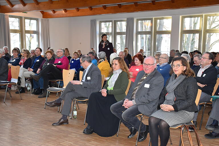 Zum Älterwerden gehört auch die Frage 'Wie will ich wohnen?'. Gedanken darüber machten sich unter anderem Bürgermeisterin Sorya Lippert, der Vorsitzende des Seniorenbeirats Norbert Holzheid und Ulrike Stahl vom Freien Altenring Schweinfurt (vorne von rechts). Moderiert wurde das Forum von Brigitte Herkert von der Koordinationsstelle für Wohnen im Alter (am Mikrofon).