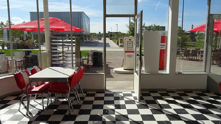 Der Innenraum der Tankstelle während der Landesgartenschau 2018, bei der hier ein 'American Diner' untergebracht war.&nbsp;