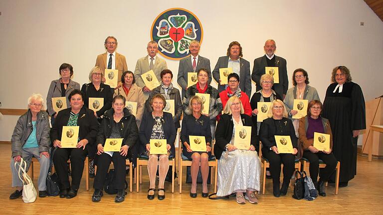 Kürzlich fand in der Dekanatskirche Rügheim wieder  eine Jubelkonfirmation statt. Nach dem Gottesdienst traf man sich zum Erinnerungsbild im Martin-Luther-Haus. Auf dem Foto sind die goldenen Jubilarinnen und Jubilare abgelichtet, zusammen mit Hildegard Zander, vorne links, die als einzige Kronjuwelen-Konfirmandin anwesend war, sowie Dekanin Anne Salzbrenner (rechts).