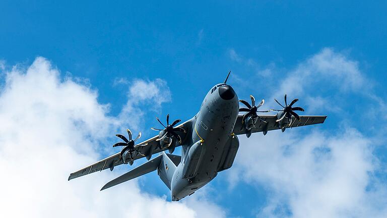 Airbus A400 M       -  A400 M könnten bei Evakuierungen aus dem Libanon zum Einsatz kommen. (Archivbild)