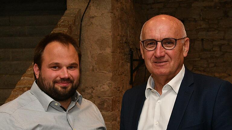 Michael Gilbergs, links im Bild mit Bürgermeister Helmut Krämer, sitzt künftig für die UWG-Fraktion im Giebelstadter Gemeinderat.