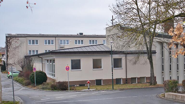 Das Haus St. Michael in Bad Königshofen. Die Stadt sicherte sich das Vorkaufsrecht für das Familienbildungshaus der Diözese Würzburg, die die Einrichtung nicht weiterbetreiben will. Wie es mit dem Haus St. Michael tatsächlich weitergeht, will die Diözese im Laufe des Jahres entscheiden.