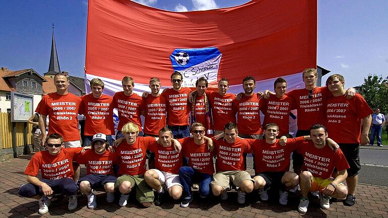 In der Saison&nbsp; 2006/07 feierte der FC Schönau-Wegfurt die Meisterschaft in der Kreisklasse Rhön 2. Am Erfolg waren beteiligt Trainer Michael Rott (hinten von links), Jochen Hofmann, Daniel Schmitt, Johann Hergert, Christoph Stäblein, Sebastian Schleicher, Christoph Kamm, Slavoj Sterba, Daniel Hofmann, Christian Nöth, Mathias Schmitt sowie (vorne von links) Lukas Schora, Luis Carvalho da Silva, Tobias Eifert, Albert Winterstein, Manuel Lenhard, Markus Rehn, Alex Gartung, Lubomir Stieranka. Es fehlt Rostislav Antl.