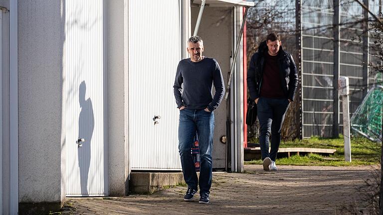 Der Nächste, bitte! Danny Schwarz und sein Assistent Benjamin Schwarz verlassen das Trainingsgelände in Randersacker.