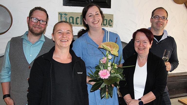 Christina Neye (Bildmitte) hat der Weinstube Torbäck in Volkach neues Leben eingehaucht. Unterstützt wird sie dabei von (von links) Ehemann Martin Neye, Alexandra Winkler, Jeannette Lescau-Neye und Verpächter Oliver Bienert. Christina Neye (Bildmitte) hat der Weinstube Torbäck in Volkach neues Leben eingehaucht. Unterstützt wird sie dabei von (von links) Ehemann Martin Neye, Alexandra Winkler, Jeannette Lescau-Neye und Verpächter Oliver Bienert.