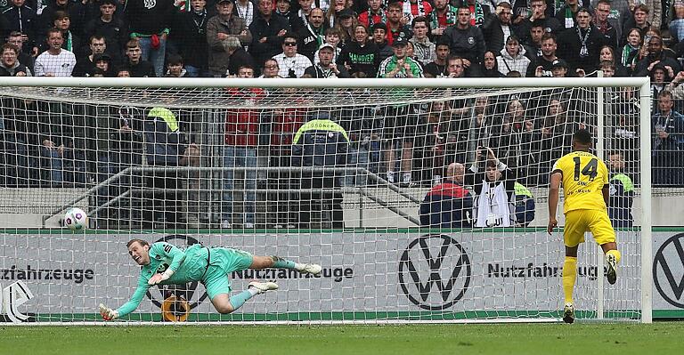 Der entscheidende Elfmeter: Hannovers Leo Weinkauf pariert gegen Kickers-Angreifer Saliou Sané.