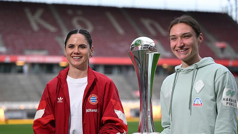 Pressekonferenz Pokalfinale der Frauen       -  Am 1. Mai spielen sie in Köln gegeneinander um diesen Pokal: die Münchnerin Sarah Zadrazil und die Bremerin Sophie Weidauer bei einem Medientermin.