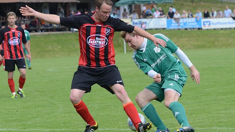 Sieben Jahre ist es her: Gerald Spahmann (links) vom TSV Reichenberg verteidigt gegen Sebastian Aulenbach vom TSV Neuhütten-Wiesthal. Beide Mannschaften trafen 2014 in der Relegation um einen freien Platz in der Bezirksliga gegeneinander an (Archivfoto).