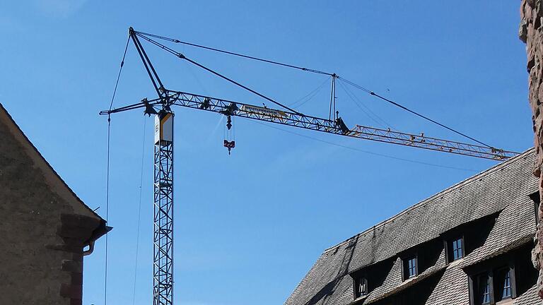 Der Kran im Innenhof der Burg Rothenfels wird für die nächsten drei Jahre für die Sanierung des Ostpalas benötigt