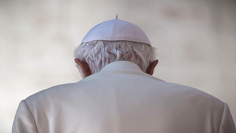 Papst Benedikt XVI.       -  Papst Benedikt XVI. geht nach seiner letzen Generalaudienz auf den Petersplatz vom Podium.