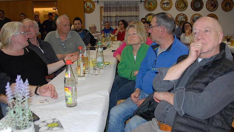 Vor allem die ehemalige Stadträtin Ingrid Stahl (Dritte von rechts) schimpfte in der Bürgerversammlung über den Zustand der Straßen.