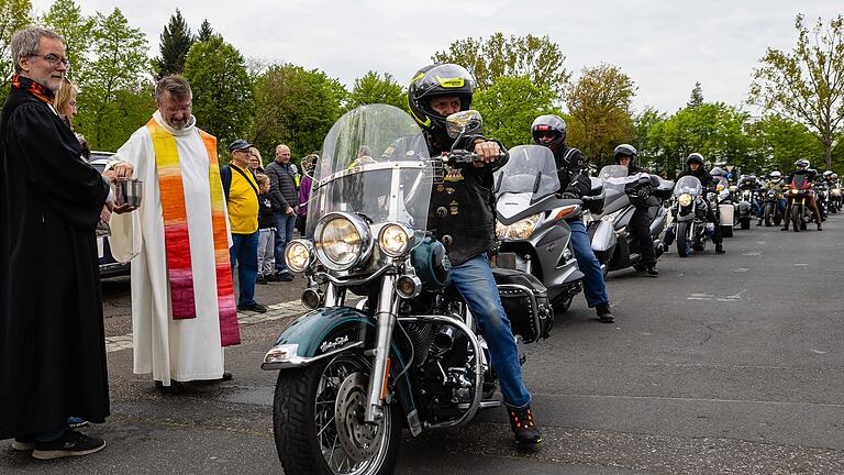 Unter dem Motto 'Rückenwind' fand in St. Michael ein ökumenischer Motorrad-Gottesdienst statt. Heiko Kuschel und Uwe Schüller feierten den Gottesdienst und spendeten später auf dem Volksfestplatz den Segen.