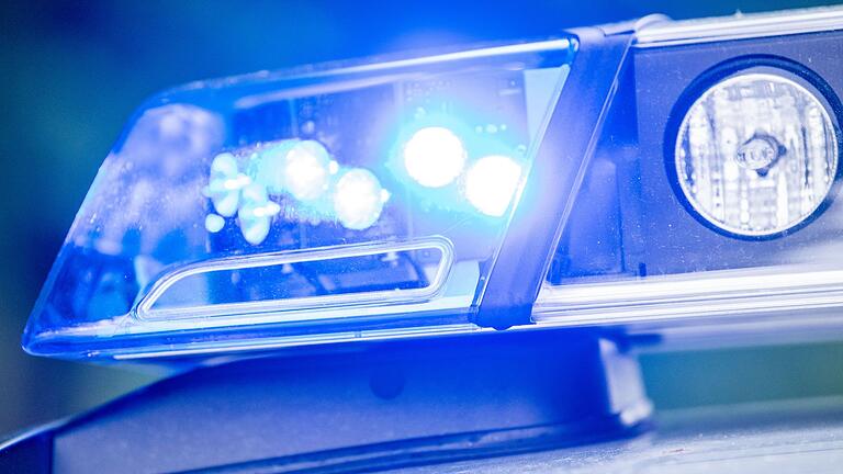 Polizei Blaulicht       -  Nach einem angeblichen Überfall in Pfaffenhofen ermittelt die Polizei gegen zwei Schüler wegen Vortäuschens einer Straftat.