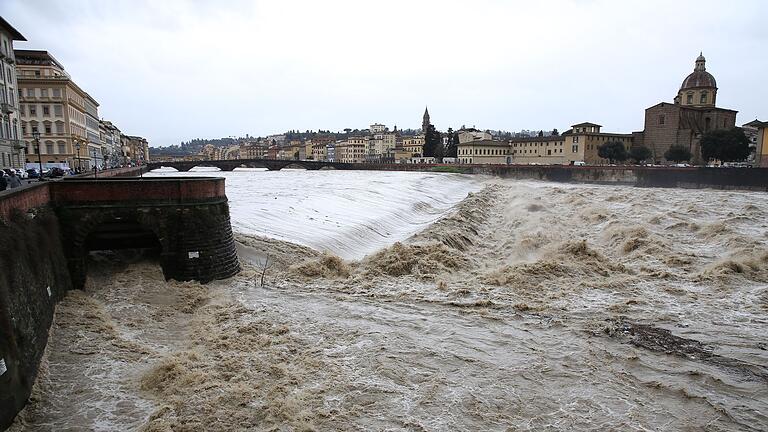 Unwetter in Toskana - Im März waren insbesondere die Toskana und die Emilia-Romagna von Unwettern betroffen, so wie hier am Fluss Arno. (Archivbild) Unwetter in Toskana - Im März waren insbesondere die Toskana und die Emilia-Romagna von Unwettern betroffen, so wie hier am Fluss Arno. (Archivbild)