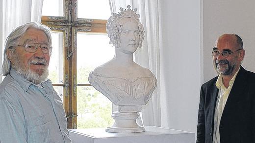 Königin Therese von Bayern: Ihre Büste schmückt nun das Schloss Oberschwappach. Darüber freuen sich Heimatforscher Oswald Kuhn (links) und Galerist Egon Stumpf, die sich für die Überführung der Halbig-Büsten aus München zurück nach Franken starkgemacht hatten.