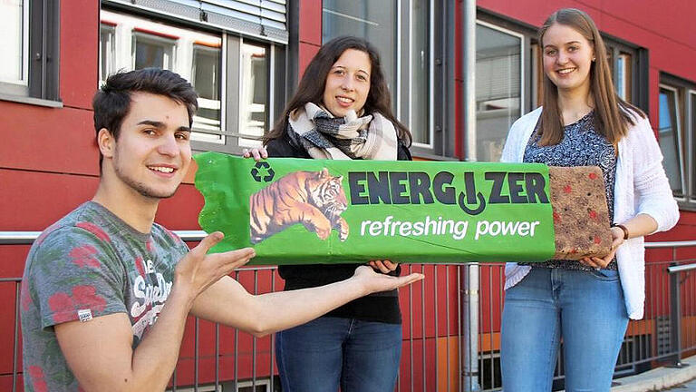 Florian Koberstein, Franziska Wedler und Theresa Kohl haben Werbeslogan und Verpackung ihres Müsliriegels in Eigenregie gestaltet.  Foto: B. Borst       -  Florian Koberstein, Franziska Wedler und Theresa Kohl haben Werbeslogan und Verpackung ihres Müsliriegels in Eigenregie gestaltet.  Foto: B. Borst