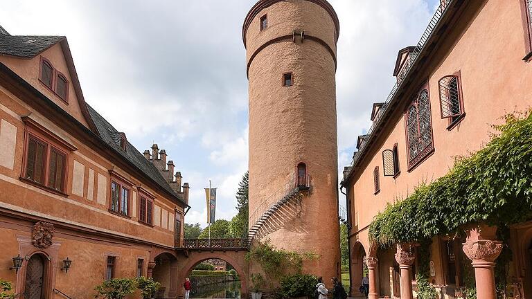 Einige Szenen vom &bdquo;Wirtshaus&ldquo; wurden im Innenhof von Schloss Mespelbrunn gedreht.
