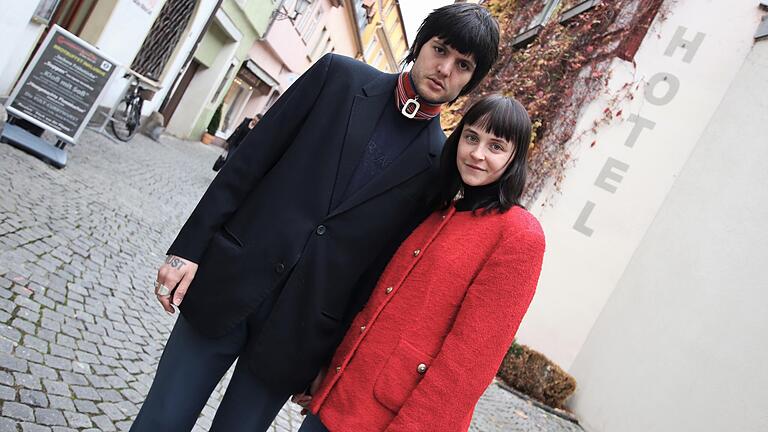 Der Kitzinger Patrick Scherzer und seine Freundin Sissi Pohle haben ein Modelabel für Vintage-Second-Hade-Kleidung gegründet.