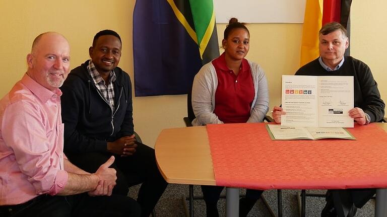 Besiegelung der Partnerschaft zwischen den Berufsschulen in Mlandizi und Erlangen: Burkard Freitag, Joseph Meena, Lidya Meena und Schulleiter Roland Topinka. Besiegelung der Partnerschaft zwischen den Berufsschulen in Mlandizi und Erlangen: Burkard Freitag, Joseph Meena, Lidya Meena und Schulleiter Roland Topinka. 