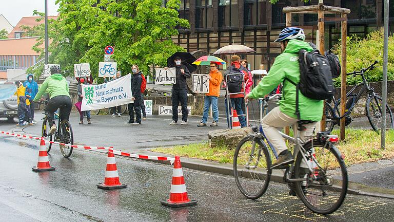 Wie einfach sich zusätzliche Radwege einrichten lassen, wollten der Bund Naturschutz und das Bündnis Verkehrswende mit ihrer Aktion in der Zeller Straße beweisen. Wie einfach sich zusätzliche Radwege einrichten lassen, wollten der Bund Naturschutz und das Bündnis Verkehrswende mit ihrer Aktion in der Zeller Straße beweisen.