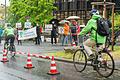 Wie einfach sich zusätzliche Radwege einrichten lassen, wollten der Bund Naturschutz und das Bündnis Verkehrswende mit ihrer Aktion in der Zeller Straße beweisen.