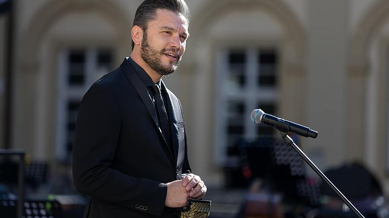 Enrico Calesso: 'Ich würde meine Hand ins Feuer legen, dass es bei unserem Rathauskonzert bei Einhaltung der Auflagen unmöglich gewesen wäre, sich zu infizieren.' Enrico Calesso: 'Ich würde meine Hand ins Feuer legen, dass es bei unserem Rathauskonzert bei Einhaltung der Auflagen unmöglich gewesen wäre, sich zu infizieren.'