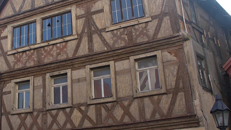 Das Götz-Haus am Marktplatz von Dettelbach: Am Montag geht es im Stadtrat wieder einmal um die Frage, was mit dem von der Stadt gekauften Anwesen passieren soll. Das Götz-Haus am Marktplatz von Dettelbach: Am Montag geht es im Stadtrat wieder einmal um die Frage, was mit dem von der Stadt gekauften Anwesen passieren soll. 