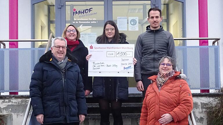 Bei der Spendenübergabe von links: Peter Schmitt (Vorsitzender des Freundeskreises der Heroldstiftung), Dr. Susanne Imhof, Julia Imhof, Martin Imhof und Uschi Rausch (Schatzmeisterin des Freundeskreises).