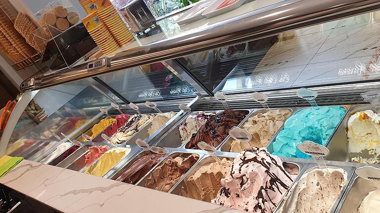 Die Eistheke im Eiscafé Riviera in Schweinfurt ist gut gefüllt, hier kostet die Kugel Eis 1,30 Euro.