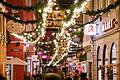 Weihnachtsschmuck in der Würzburger Schustergasse gehört eigentlich zum vorweihnachtlichen Stadtbild dazu. Doch die Energiekrise könnte das ändern. Müssen die Straßen in diesem Jahr dunkel bleiben?