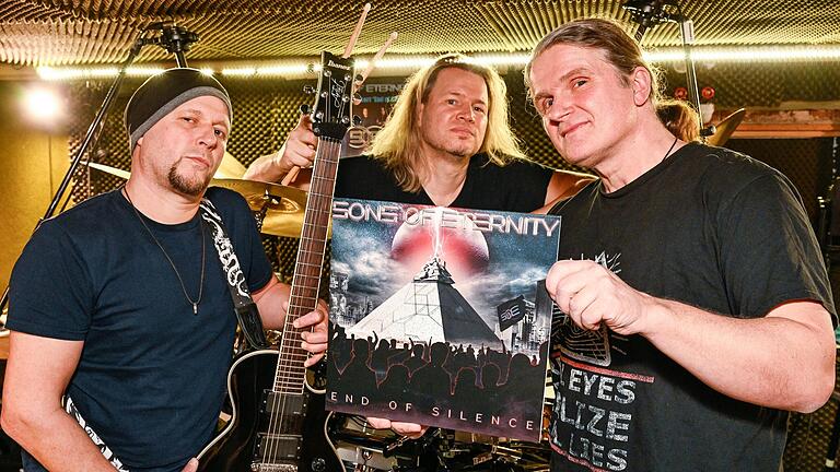 Matthias Kirchgessner, Thomas Abts und Matthias Schenk (von links) mit dem Bildcover des neuen Albums 'End of Silence'. Matthias Kirchgessner, Thomas Abts und Matthias Schenk (von links) mit dem Bildcover des neuen Albums 'End of Silence'.