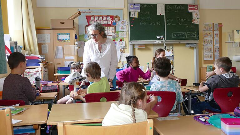 In der Grundschule lernen die Kleinen von Heidrun Wolf Biblisches auf spielerische Weise.