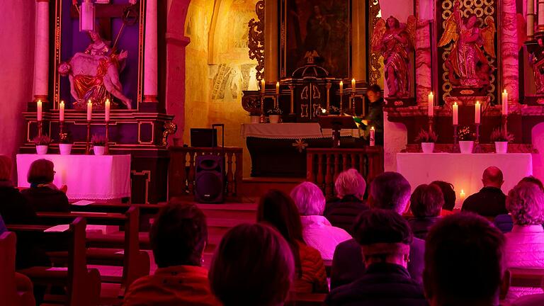 Eine ganz besondere Atmosphäre bildete den Rahmen für die letzte Andacht in diesem Jahr in der Michaels-Kapelle bei Heustreu unter dem Motto 'Zeit für mich - Zeit vor Gott'.