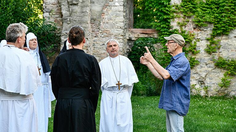 Regisseur Norbert Bertheau (rechts) bespricht mit seinen Schauspielern die Szene. Regisseur Norbert Bertheau (rechts) bespricht mit seinen Schauspielern die Szene.