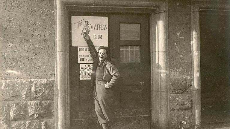 Ein amerikanischer Soldat steht 1945 vor dem „Varga Club“ in der Hindenburgkaserne.